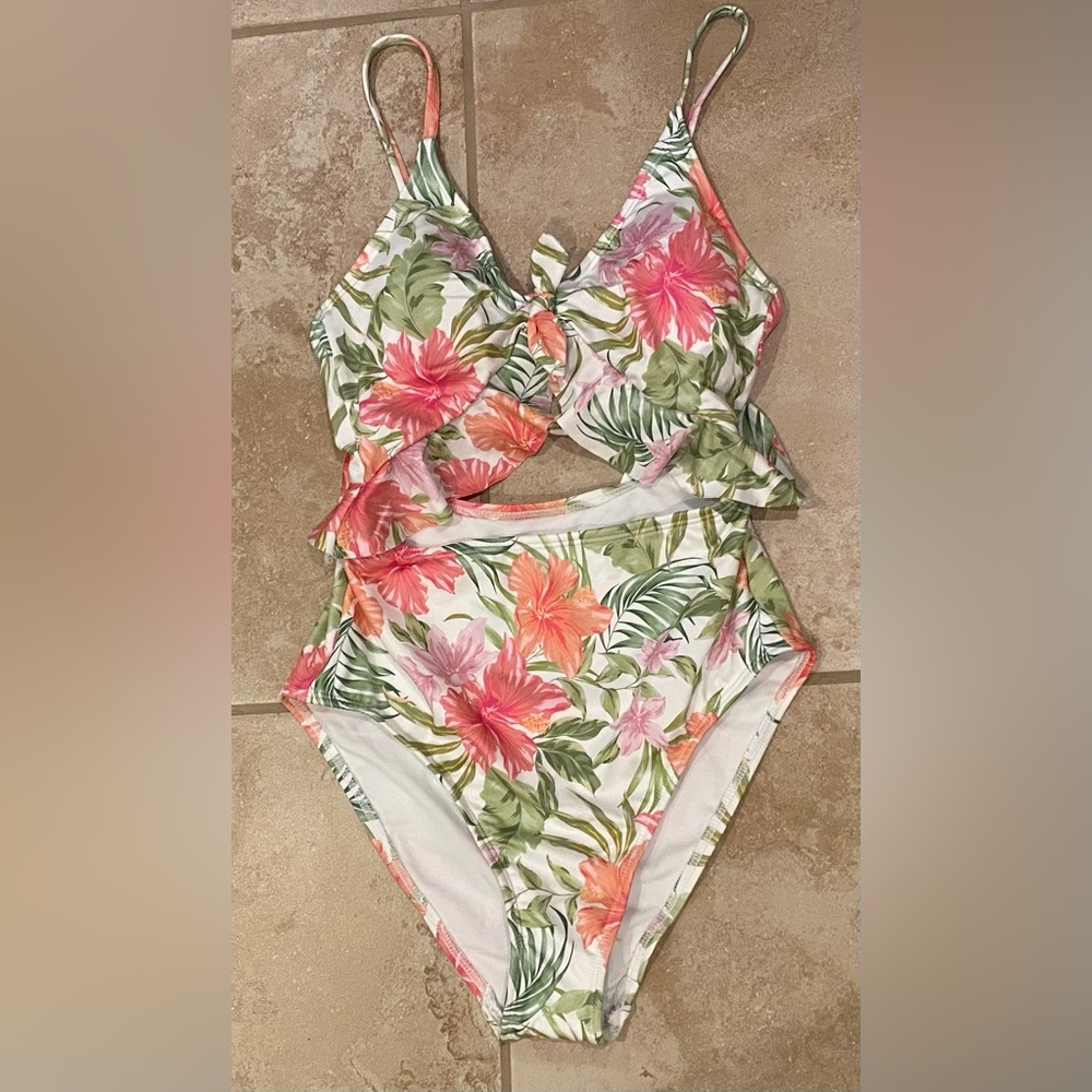 NWOT Hurley Floral Cut Out Ruffled W/Lace Up Back One Piece Swimsuit - Size S - Picture 13 of 13